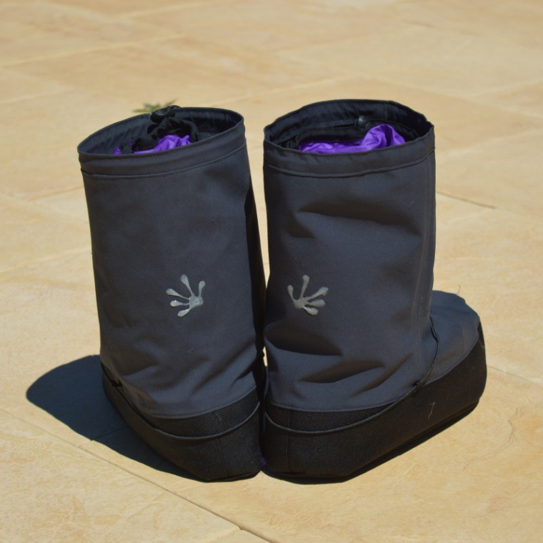 hut_boots_pair_back
