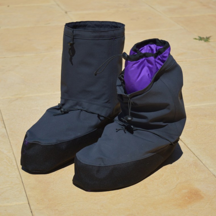 hut_boots_pair_front